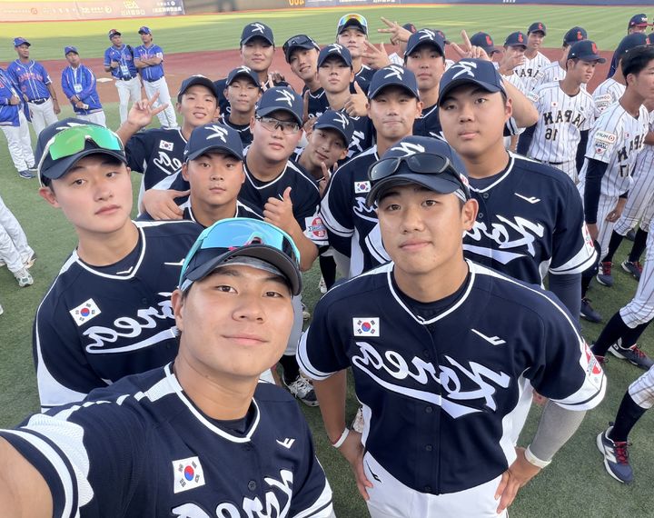 [서울=뉴시스] 야구 U-18 국가대표팀 선수단이 7일 대만 타이베이 티엔무 구장에서 열린 제14회 아시아청소년선수권대회 개막식을 앞두고 기념사진을 촬영하고 있다. (사진=대한야구소프트볼협회 제공) 2026.09.07. *재판매 및 DB 금지