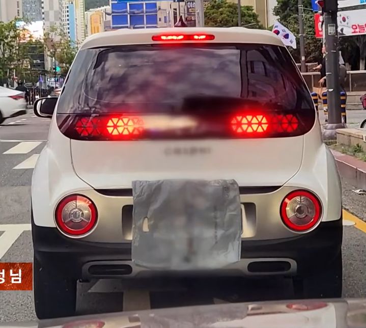 [서울=뉴시스]부산 서면 도심에서 번호판을 가린 채 달리는 차량이 포착돼 논란이 되고 있다.(사진=JTBC 사건반장 캡처)2026.09.08.