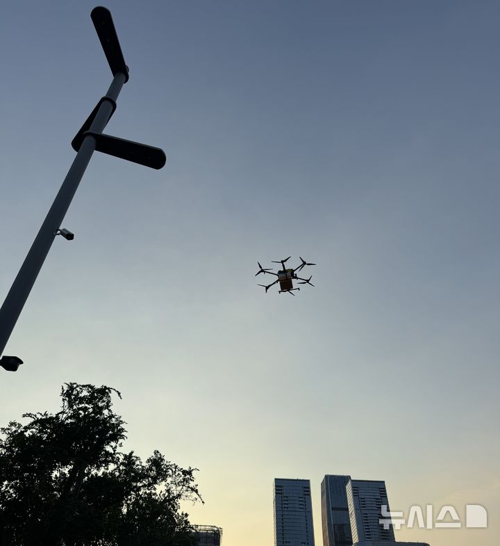 [선전(중 광둥성)=뉴시스] 문예성 기자= 중국 광둥성 선전시 난산구 인재(人才)공원에서 배달드론이 착륙장으로 날아오는 모습. 2026.09.08 