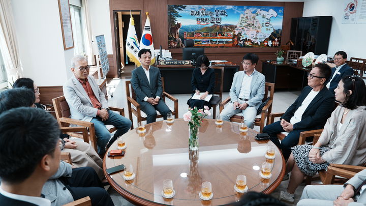[봉화=뉴시스] 베트남 호치민경제대학교 대표단이 봉화군청을 방문해 최기영 봉화군수와 협력 방안을 논의하고 있다. (사진=봉화군 제공) 2026.09.08. photo@newsis.com *재판매 및 DB 금지