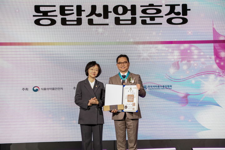 [서울=뉴시스] 7일 동탑산업훈장을 수훈한 강내규 LG생활건강 CTO(오른쪽)가 오유경 식품의약품안전처장과 기념사진을 촬영하고 있다. (사진=LG생활건강 제공) 2026.09.08. photo@newsis.com *재판매 및 DB 금지