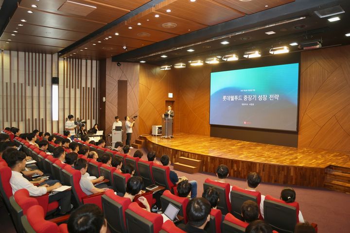 [서울=뉴시스] 지난달 롯데웰푸드 양평동 본사 대강당에서 서정호 롯데웰푸드 대표이사가 전사 타운홀 미팅을 진행하고 있다. 이날 미팅은 실시간 방송을 통해 전 임직원이 함께 시청했다. (사진=롯데웰푸드 제공)&nbsp; *재판매 및 DB 금지