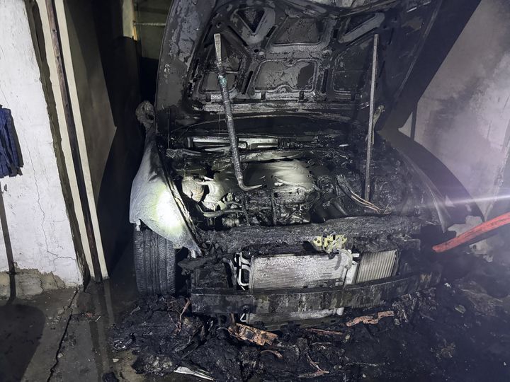 [부산=뉴시스] 8일 오전 부산 금정구의 한 건물 옆 외부 차고지에 주차돼 있던 A씨의 승용차에서 불이 났다. (사진=부산소방재난본부 제공) 2026.09.08. photo@newsis.com *재판매 및 DB 금지