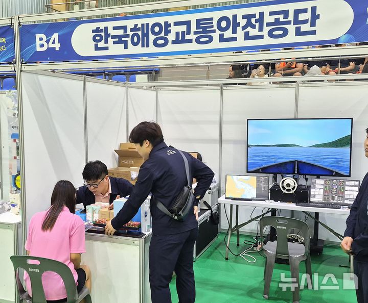 [서울=뉴시스] 지난 7월 전남 완도에서 열린 '2026 해양수산 미래교육 페스타'에서 한국해양교통안전공단(KOMSA)이 선박·해양 분야 진로체험 프로그램을 운영하는 모습.