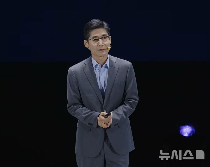[서울=뉴시스] 최기영 앤트로픽코리아 대표이사가 8일 오전 서울 강남구 코엑스에서 열린 엔터프라이즈 인공지능 전환(AX) 콘퍼런스 '리얼 서밋 2026'에서 연설하고 있다. (사진=삼성SDS 제공)