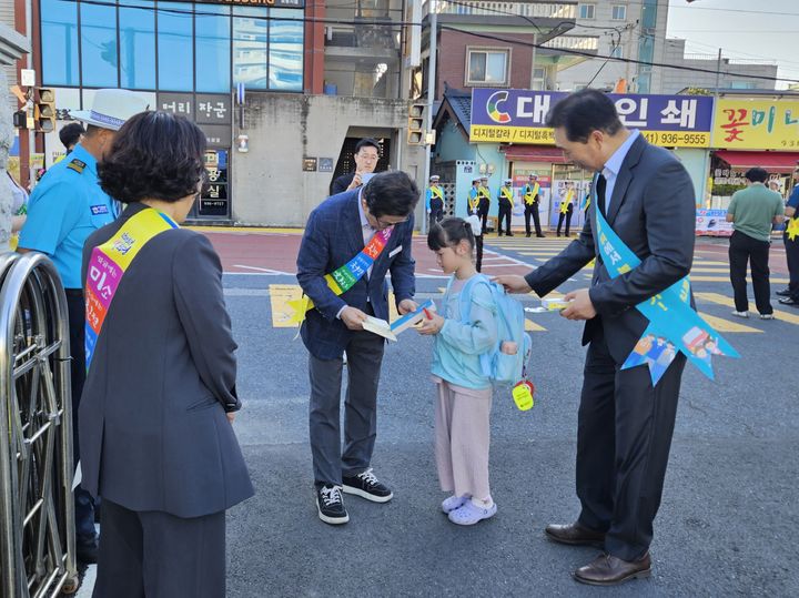  [보령=뉴시스] 교통안전 캠페인에서 홍보용품을 나눠주는 엄승용 시장. (사진=보령시청 제공) 2026.09.08. photo@newsis.com *재판매 및 DB 금지