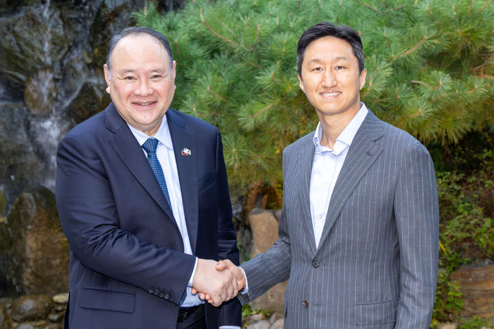 [서울=뉴시스] 지난 7일 HD현대 정기선 회장(오른쪽)과 길베르토 테오도로 주니어 필리핀 국방장관이 만나 기념사진을 촬영하고 있다. (사진=HD현대 제공) photo@newsis.com *재판매 및 DB 금지