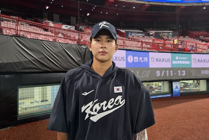 [서울=뉴시스] U-18 야구대표팀 하현승이 7일 대만 타이베이 티엔무 구장에서 열린 제14회 아시아청소년야구선수권대회 대만과의 조별리그 B조 1차전에서 승리한 뒤 인터뷰를 하고 있다. (사진=대한야구소프트볼협회 제공) 2026.09.07. *재판매 및 DB 금지
