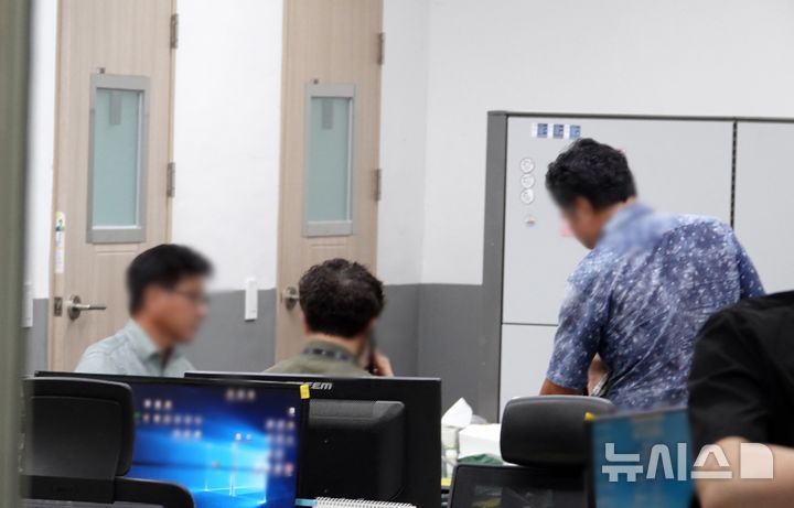 [제주=뉴시스] 오영재 기자 = 실종 허위종결 사건을 수사 중인 제주지검이 8일 오전 제주서부경찰서 실종팀 사무실에서 압수수색을 하고 있다. 2026.09.08. oyj4343@newsis.com
