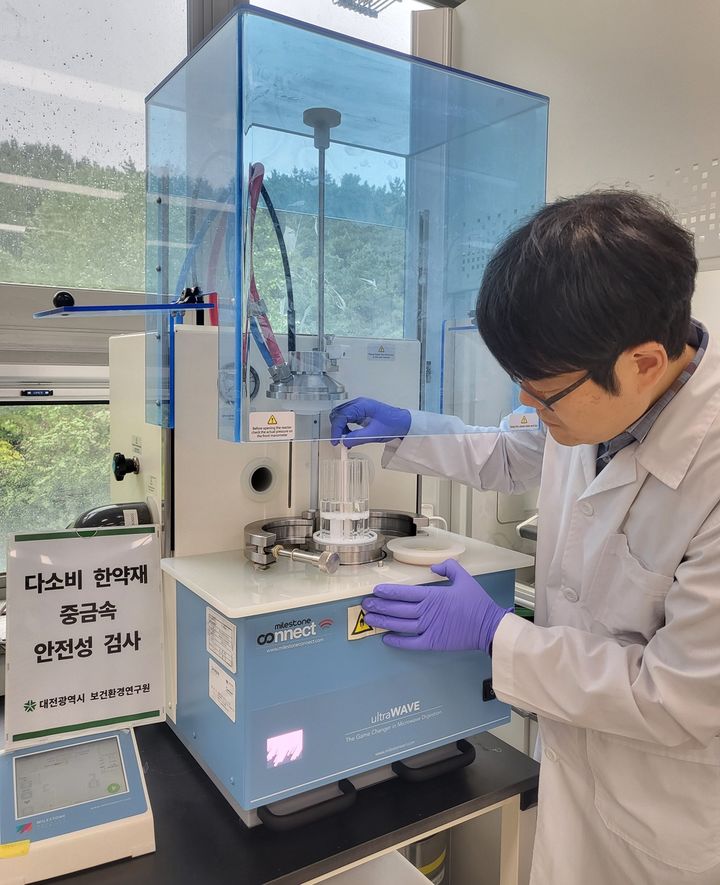 [대전=뉴시스]대전보건환경연구원은 시민이 많이 찾는 십전대보탕, 쌍화탕, 육미지황탕 등에 쓰이는 주요 한약재의 중금속 검사를 실시한 결과 기준에 적합했다. 2026.09.08 photo@newsis.com *재판매 및 DB 금지