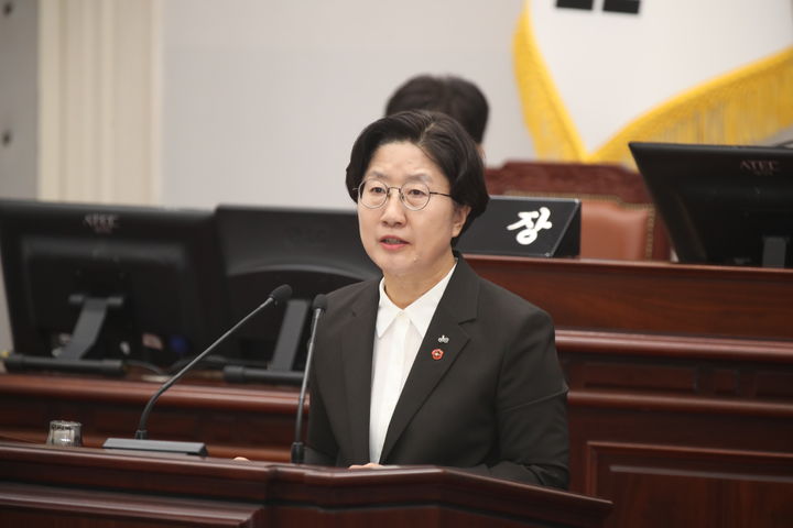 [제주=뉴시스] 고의숙 제주교육감이 8일 제주도의회 제454회 제1차 정례회 제5차 본회의에 참석해 교육행정질문에 답변하고 있다. (사진=제주도의회 제공) 2026.09.08. photo@newsis.com *재판매 및 DB 금지
