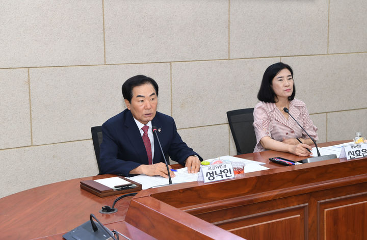 [창녕=뉴시스] 안지율 기자 = 성낙인 군수 등이 제6기 지역사회보장계획을 심의·의결하고 있다. (사진= 창녕군 제공) 2026.09.08. photo@newsis.com *재판매 및 DB 금지