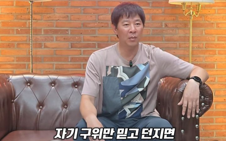 [서울=뉴시스]임창용은 팬들의 분석 요청에 답하며 정우영의 현재 상태를 조목조목 짚었다. 임창용은 "신체 조건도 너무 좋고 투구하는 밸런스나 이런 걸 봤을 때는 아무 문제가 없다"며 "제구가 안 되고 흔들리는 것은 다 심리적인 부분"이라고 설명했다.&nbsp; 사진 유튜브 채널 '창용불패-임창용' 영상 캡처 *재판매 및 DB 금지