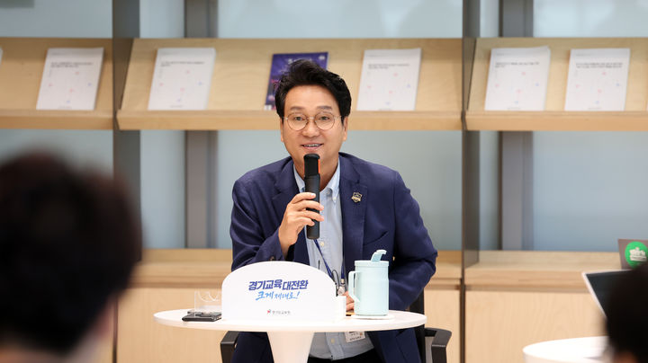 [수원=뉴시스] 안민석 경기도교육감이 8일 경기도교육청 남부청사에서 열린 출입기자단 간담회에서 '벽깨기' 협약 추진 취지를 설명하고 있다. (사진=경기도교육청 제공) 2026.09.08. photo@newsis.com *재판매 및 DB 금지