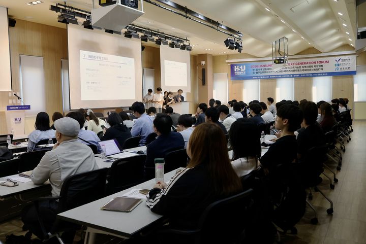 서울=뉴시스] 한성대학교 '2026 한성 글로벌 미래세대 포럼' 참석자들이 기념촬영을 하고 있다. (사진=한성대 제공) 2026.09.08. photo@newsis.com *재판매 및 DB 금지
