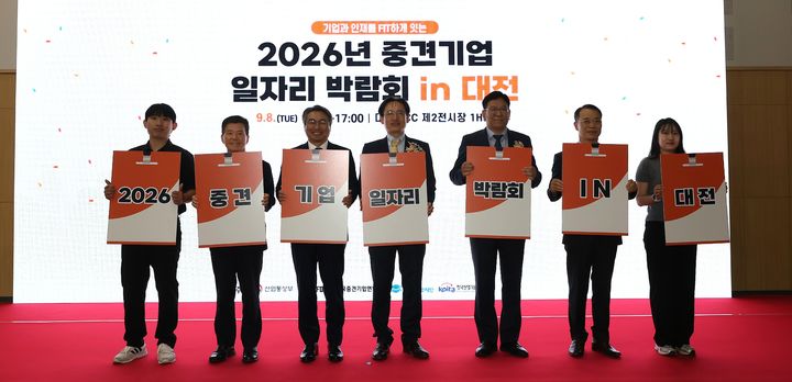 [서울=뉴시스] 한국중견기업연합회는 8일 대전 DCC에서 산업통상부, 한국장학재단, 한국산업기술진흥협회와 공동으로 '2026년 중견기업 일자리 박람회 in 대전'을 개최했다고 밝혔다. 왼쪽부터 청년대표, 고영종 한국장학재단 상임이사, 김현철 한국중견기업연합회 상근부회장, 이규봉 산업통상부 중견기업정책관, 조우균 고용노동부 청년채용기반과장, 장무훈 한국산업기술진흥협회 상임이사, 청년대표​ (사진=한국중견기업연합회 제공) 2026.9.8. photo@newsis.com *재판매 및 DB 금지