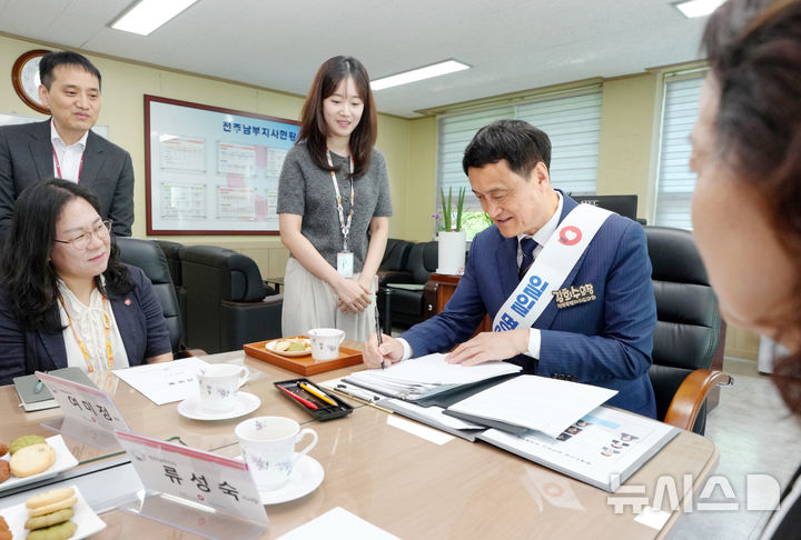 [전주=뉴시스] 8일 김희수 전북특별자치도의회 의장이 국민건강보험공단 전주남부지사 일일 명예 지사장으로 현장 체험 행사에 참여했다. (사진=전북특별자치도의회 제공) 2026.09.08. photo@newsis.com&nbsp; *재판매 및 DB 금지