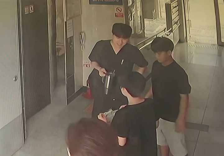 [서울=뉴시스]초등학생 세 명이 비닐봉지에 담긴 생쥐를 살려달라며 모은 돈 2만원을 들고 동물병원을 찾아온 사연이 전해졌다.(사진=동행동물병원 유튜브 캡처)2026.09.08.