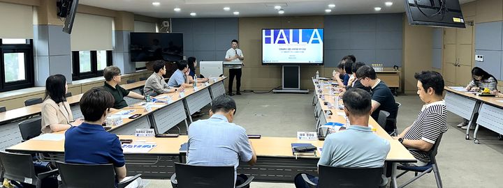 [원주=뉴시스] 한라대학교 관계자들이 지역 창업 지원체계 강화를 위한 ‘한라 로컬(기술)창업협의체’ 회의에서 협력 방안을 논의하고 있다. (사진=한라대학교 제공) 2026.09.08 photo@newsis.com *재판매 및 DB 금지