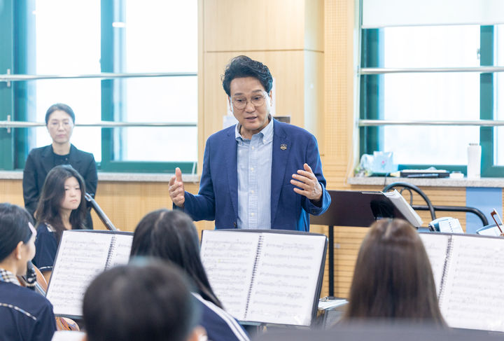 [수원=뉴시스] 안민석 경기도교육감이 8일 경기 화성시 청림중학교 음악실에서 학생 오케스트라 단원들과 이야기를 나누고 있다. (사진=경기도교육청 제공) 2026.09.08. photo@newsis.com *재판매 및 DB 금지