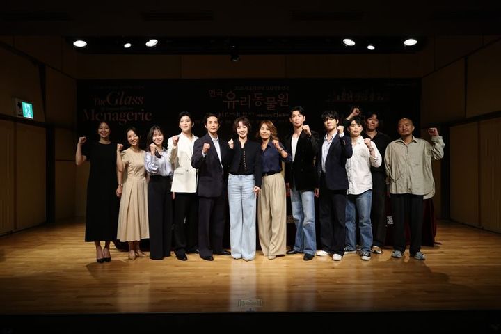 8일 서울 서초구 예술의전당에서 열린 연극 '유리동물원' 기자간담회가 열렸다. 출연자들이 기념사진을 찍고 있다. (사진=예술의전당 제공) *재판매 및 DB 금지
