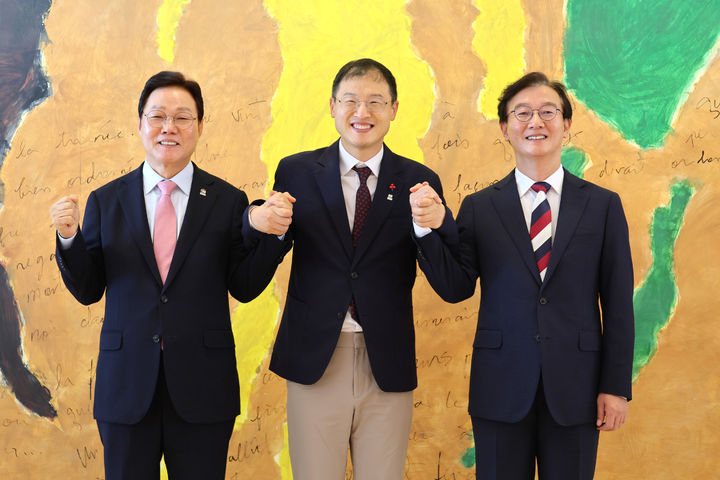 [부산=뉴시스] (왼쪽부터) 박완수 경남도지사, 김상욱 울산시장, 전재수 부산시장이 8일 부산 해운대구 웨스틴조선호텔에서 열린 '제4회 부울경정책협의회'에서 손을 맞잡고 있다. (사진=부산시 제공) 2026.09.08. photo@newsis.com *재판매 및 DB 금지