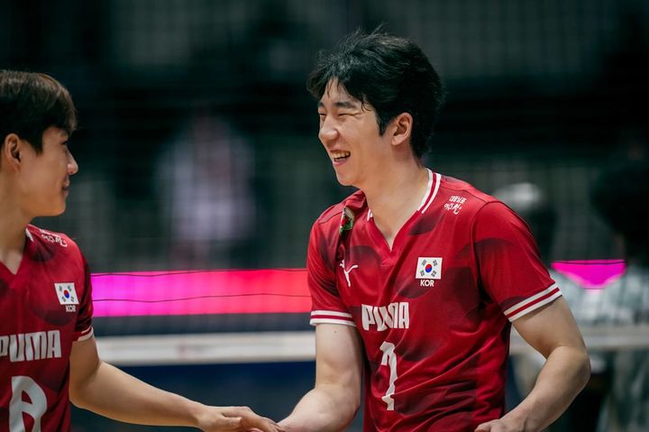 [서울=뉴시스] 남자배구 대표팀 허수봉이 8일 일본 후쿠오카현 기타큐슈시 기타큐슈시립종합체육관에서 열린 2026 아시아남자배구선수권대회 조별리그 C조 최종전에서 카타르를 상대로 득점을 올린 뒤 기뻐하고 있다. (사진=FIVB 공식 홈페이지) 2026.09.08. *재판매 및 DB 금지