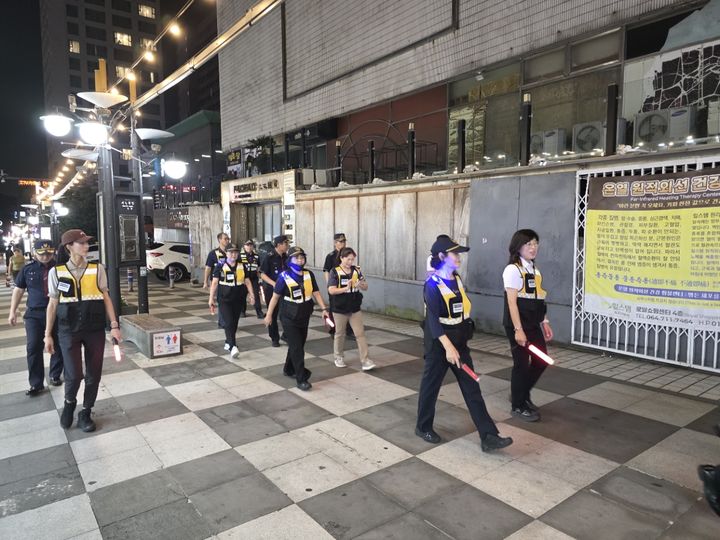 [제주=뉴시스] 제주도 자치경찰단은 오는 27일까지 진행하는 특별 안전대책과 연계해 민간 안전인력 1543명이 참여하는 '제주안전 총력대응'을 추진한다. 사진은 주민자치경찰대 등 순찰 모습. (사진=제주도 제공) 2026.09.08. photo@newsis.com *재판매 및 DB 금지