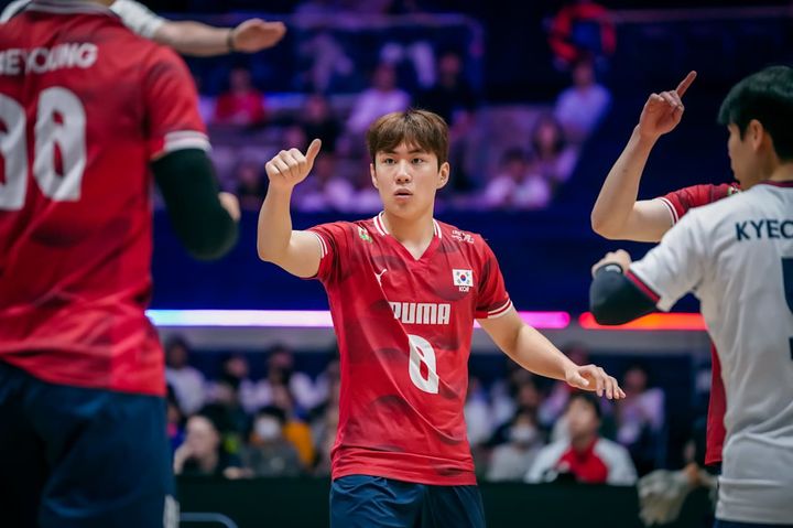 [서울=뉴시스] 남자배구 대표팀 한태준이 8일 일본 후쿠오카현 기타큐슈시 기타큐슈시립종합체육관에서 열린 2026 아시아남자배구선수권대회 조별리그 C조 최종전에서 카타르를 상대로 득점을 낸 공격수들을 격려하고 있다. (사진=FIVB 공식 홈페이지) 2026.09.08. *재판매 및 DB 금지