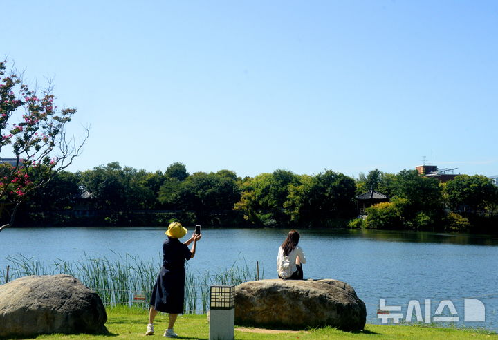 [전주=뉴시스] 김얼 기자 = 완연한 가을 날씨가 이어지고 있는 8일 전북 전주시 전주덕진공원을 찾은 시민들 뒤로 푸른 하늘이 펼쳐져 있다. 2026.09.08. pmkeul@newsis.com