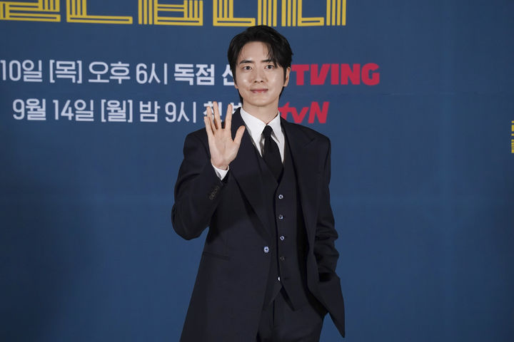 이준혁 "20년 동안 작품만 50편…직장인 애환 공감했죠"