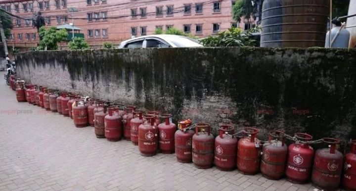 [서울=뉴시스] 홍수와 산사태로 도로가 끊겨 취사용 LPG 가스가 공급되지 않으면서 피해지역인 카트만두 계곡의 주민들이 가져다놓은 가스통들이 줄지어 놓여 있다.(출처: 히말라얀타임스 캡처) 2026.09.08. *재판매 및 DB 금지