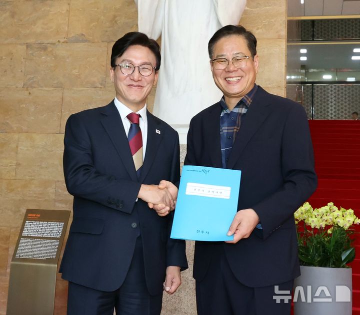 [전주=뉴시스]윤난슬 기자 = 조지훈 전주시장은 8일 국회를 방문해 더불어민주당 당대표를 비롯한 지도부와 전북지역 국회의원들을 만나 전주시 주요 현안사업에 대한 국비 반영을 요청했다. (사진=전주시 제공) photo@newsis.com 
