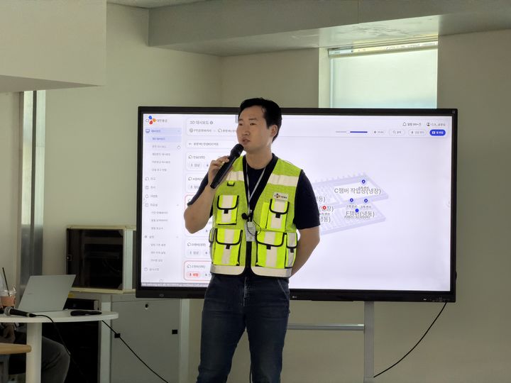 [안성=뉴시스] 김민성 기자 = 8일 경기도 안성 CJ대한통운 B2C 저온센터에서 표수현 안성 B2C 저온센터장이 저온센터에 대해 설명하고 있다. 2026.09.08. kms@newsis.com. *재판매 및 DB 금지