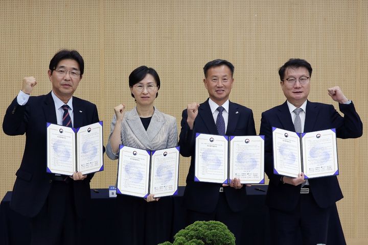 [양구=뉴시스] 8일 양구군 해안면 펀치볼 종합복지센터에서 '양구군 해안면 흙탕물 저감과 작목전환 지원을 위한 업무협약식 후 기념촬영을 하고 있다(왼쪽 캠코 강원지역본부 갈경래 본부장, 원주지방환경청 박소영청장, 김왕규 양구군수, 강원특별자치도 여경협 행정부지사)(사진=캠코 강원본부 제공)photo@newsis.com *재판매 및 DB 금지