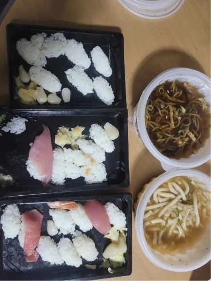 [서울=뉴시스] 환불을 요구한 손님이 초밥 위 회를 대부분 먹은 뒤 밥만 남은 초밥을 돌려준 사진이 공개됐다. (사진 출처=에펨코리아 캡처)