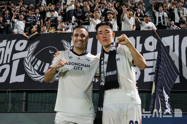 [성남=뉴시스] 성남FC 베니시오와 전민규 (사진=성남FC 제공) 2026.09.08.photo@newsis.com