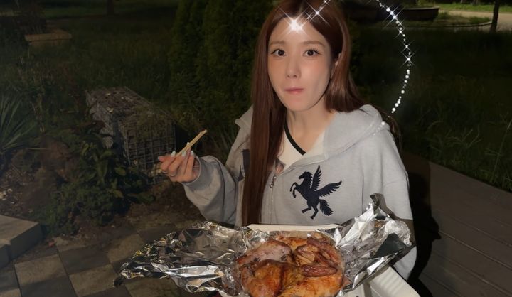 [서울=뉴시스]권은비는 8일 본인의 유튜브 채널을 통해 공개한 일상 영상에서 컴백을 앞두고 한강을 방문해 야외에서 음식을 즐기는 모습을 선보였다. 사진 유튜브 채널 '권은비권응비궈는비궈눈비' 영상 캡처 *재판매 및 DB 금지