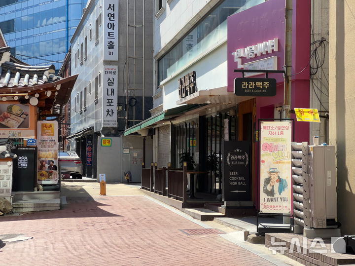 [서울=뉴시스] 이지우 인턴기자 = 지난 4일 오후 서울 종로구 대학로 일대 거리가 한산한 모습을 보이고 있다. 2026.09.08. photo@newsis.com