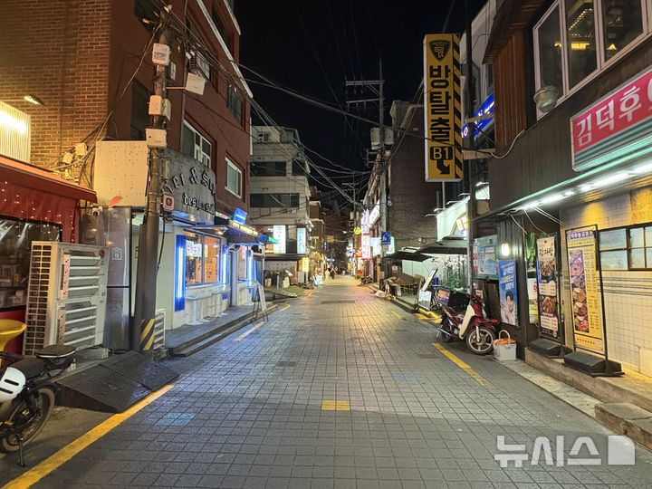 [서울=뉴시스] 신유림 기자 = 지난 3일 오후 서울 서대문구 신촌 대학가의 한 골목이 한산한 모습을 보이고 있다. 2026.09.08. spicy@newsis.com