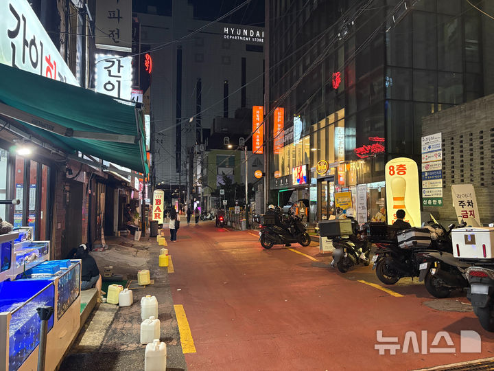 [서울=뉴시스] 신유림 기자 = 지난 3일 오후 서울 서대문구 신촌 대학가의 한 골목이 한산한 모습을 보이고 있다. 2026.09.08. spicy@newsis.com