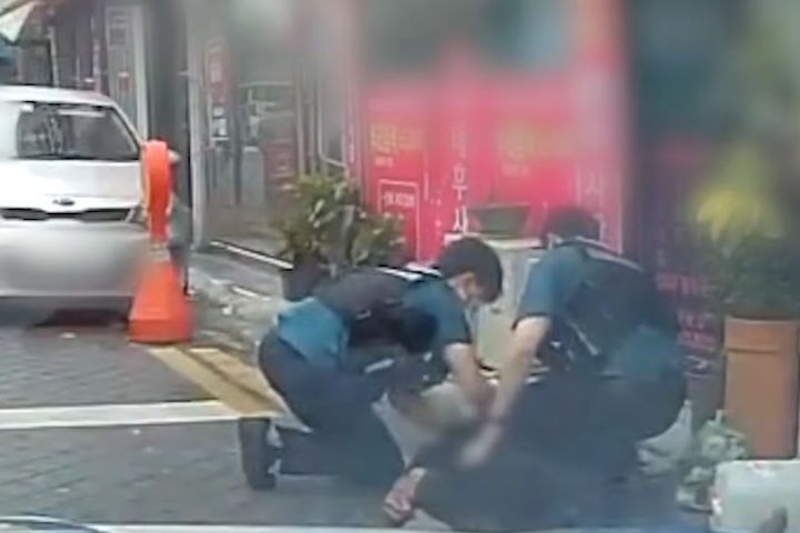 [서울=뉴시스]대구 달서구 길거리에 쓰러져 있던 시민을 경찰관들이 심폐소생술로 살려낸 사연이 알려졌다.(사진=대한민국 경찰청 유튜브 캡처)2026.09.08.