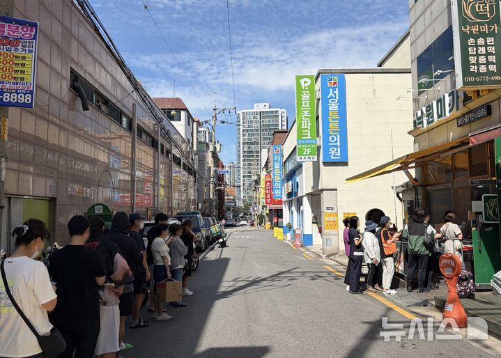[서울=뉴시스] 김하은·진민아 인턴기자 = 8일 오전 서울 중랑구 ‘낙원미가’ 앞에서 시민들이 피자설기를 구매하기 위해 줄을 서 있다. 판매 시작 전부터 시민들이 몰리면서 가게 앞까지 긴 줄이 이어졌다. 2026.09.08.
