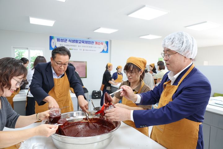 [횡성=뉴시스] 장신상 횡성군수가 식생활교육체험관 개소식에서 마늘 고추장 만들기 체험에 참여하고 있다. (사진=횡성군 제공) 2026.09.08. photo@newsis.com *재판매 및 DB 금지
