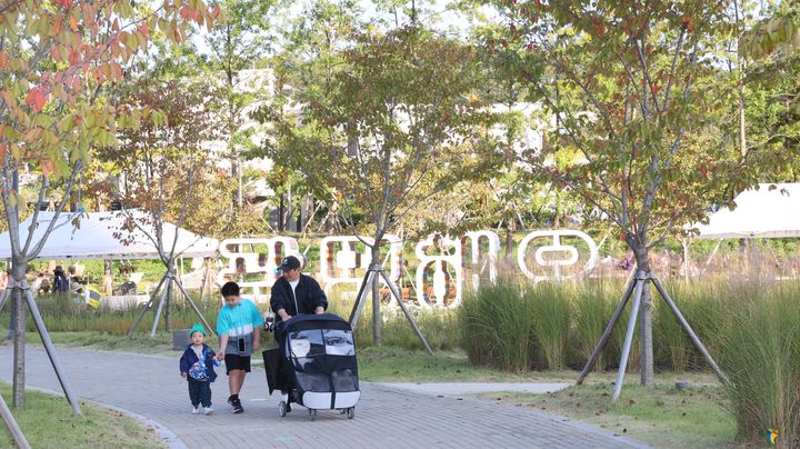 [광명=뉴시스] 광명시민들이 일직동 새빛공원을 걷고 있다. (사진=광명시 제공) 2026.09.08. photo@newsis.com *재판매 및 DB 금지