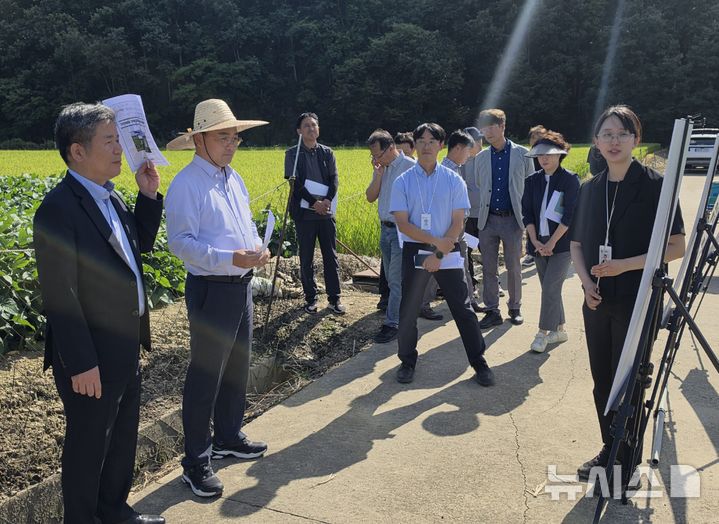[세종=뉴시스]김병석 농촌진흥청 국립식량과학원 원장은 8일 경북 의성군 '무인 예찰 포획 장치(AI트랩)' 시범사업 현장을 방문해 기술 적용 현황을 살피고, 현장 의견을 청취했다.(사진=농진청 제공)