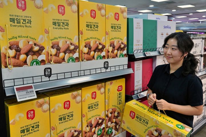 [서울=뉴시스] 서울특별시 송파구에 위치한 롯데마트 제타플렉스 잠실점 선물세트 매대에서 고객이 '오늘좋은 매일견과 80봉 선물세트'를 구매하고 있다. (사진=롯데마트 제공) 2026.09.09. photo@newsis.com *재판매 및 DB 금지