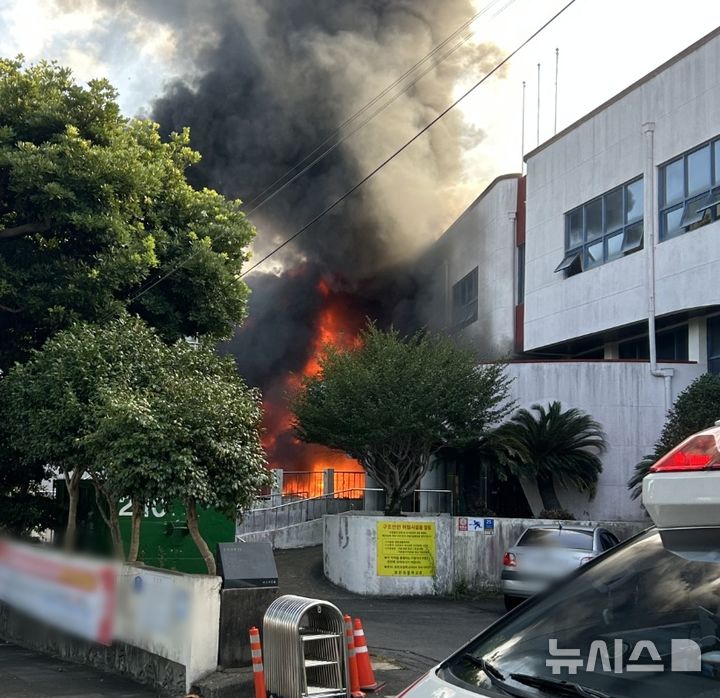 [제주=뉴시스] 8일 오후 제주 서귀포시 효돈동 소재 건물에서 불이 나 소방당국이 진화에 나서고 있다. (사진=독자 제공) 2026.09.08. photo@newsis.com 