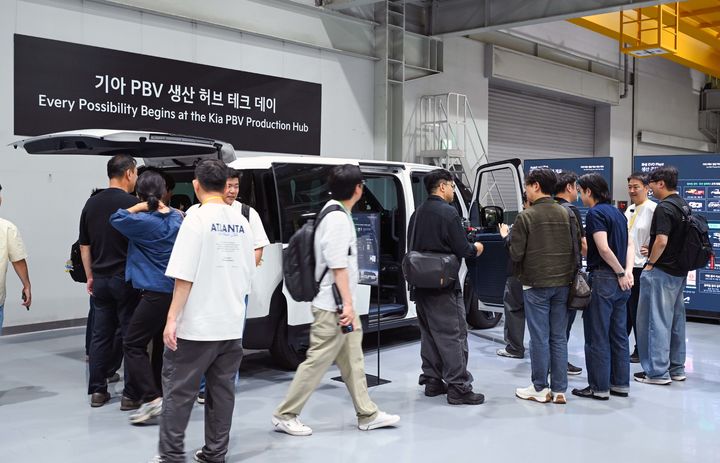 [화성=뉴시스] 기아 PBV 생산 허브 테크 데이에서 참가자들이 전시차를 관람하는 모습. (사진=기아 제공) 2026.9.9. photo@newsis.com *재판매 및 DB 금지
