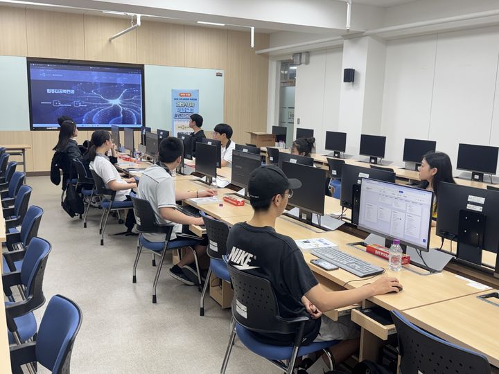 [수원=뉴시스] 고교-대학 학점인정 과정 수업을 진행하고 있는 학생들 모습. (사진=경기대 제공) 2026.09.08. photo@newsis.com *재판매 및 DB 금지